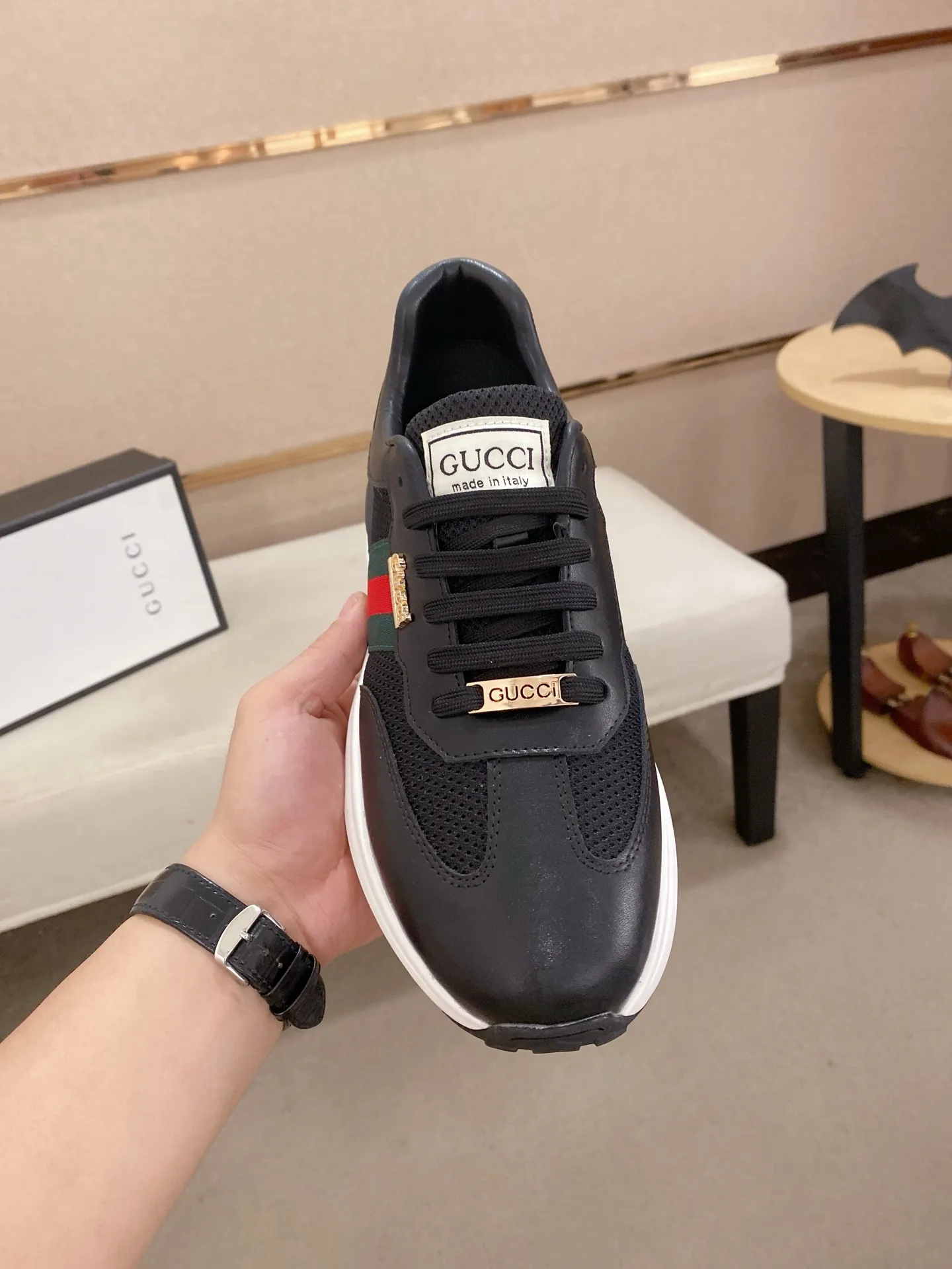 Men's shoes 💰 462💰The new GUCCI (Gucci) counters are launched simultaneously. The new men's shoes, 😘fabrics are selected from imported cowhide, and the lining is sheepskin lining. 👍🏿 High-end ☄️ air-cushion molded anti-slip rubber outsole, exquisite lines, simple and elegant, comfortable and high-end for leisure travel. Code number: 38 to 44 (45 can be customized and cannot be returned or exchanged)